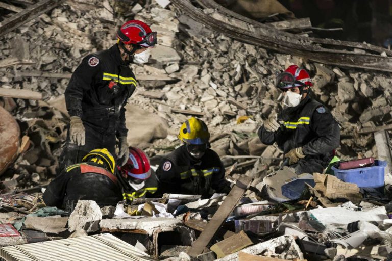 Crolla un palazzo in Siria: ci sono almeno 12 morti, si scava tra le macerie alla ricerca di superstiti