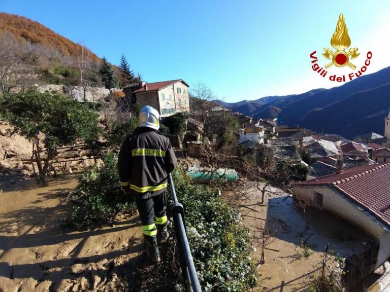 Liguria, una frana di fango distrugge un oratorio a Rezzo