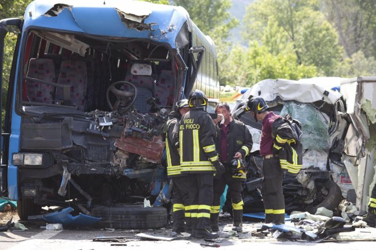 Pullman carico di passeggeri si scontra contro un camion nel padovano: ci sono cinque feriti