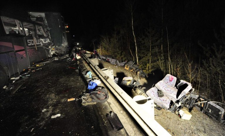 Innsbruck: pullman carico di passeggeri italiani si è schiantato contro un camion: un morto, feriti e soccorsi in azione Innsbruck: pullman carico di passeggeri italiani si è schiantato contro un camion: un morto, feriti e soccorsi in azione