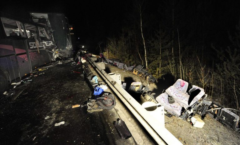 Innsbruck: pullman carico di passeggeri italiani si è schiantato contro un camion: un morto, feriti e soccorsi in azione