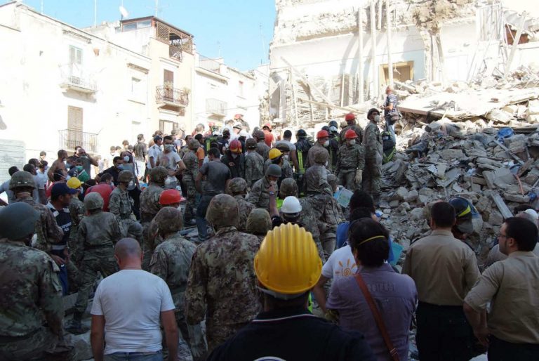 Crollo improvviso poco fa: ci sono almeno 3 morti e 27 feriti, soccorsi in azione – VIDEO di quanto è accaduto in Kenya Crollo improvviso poco fa: ci sono almeno 3 morti e 27 feriti, soccorsi in azione – VIDEO di quanto è accaduto in Kenya
