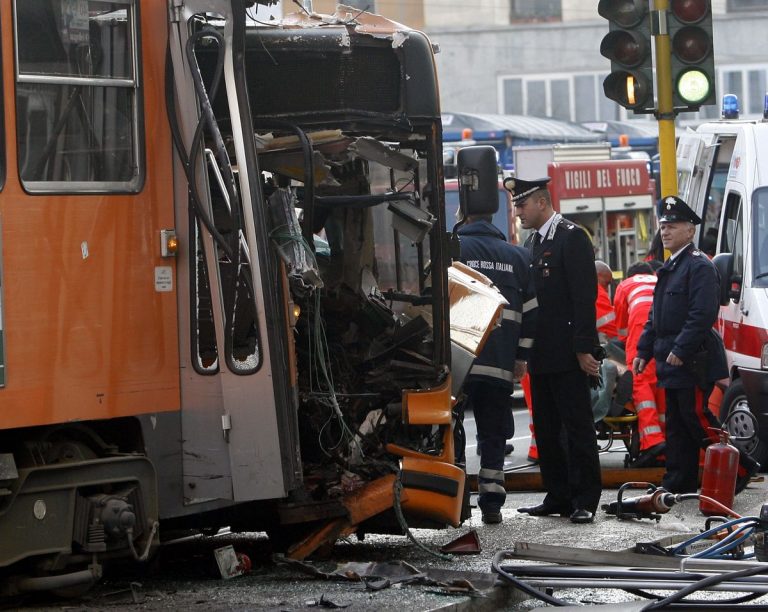 Incidente tra camion e bus a Milano: una donna morta e feriti gravi. Video