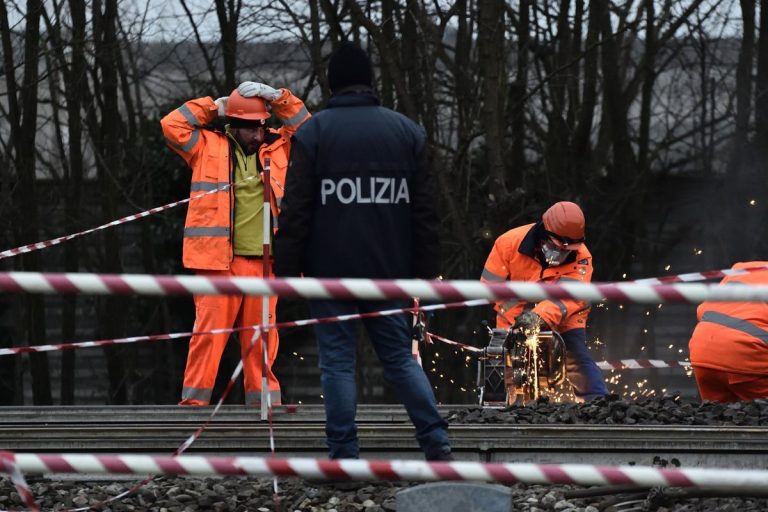 Terribile tragedia sui binari al nord Italia: treno travolge una persona nel pavese