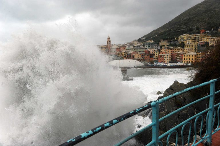 Venti di burrasca, con raffiche oltre i 100 km orari in Liguria: ci sono danni e forti disagi, voli cancellati