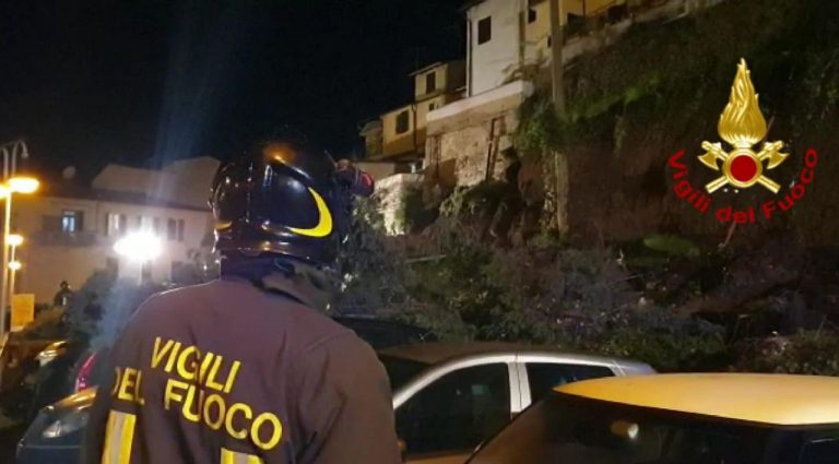 Crolla muro in strada a Firenze e travolge le auto: tanta paura, il video