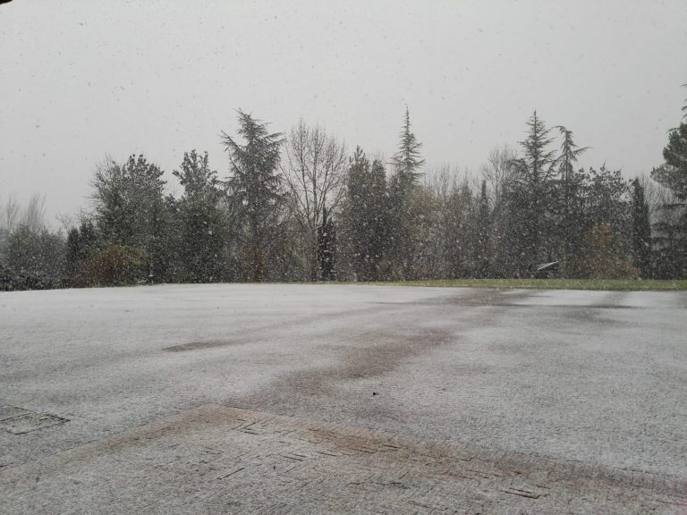 METEO – Ondata di FREDDO POLARE in azione, MALTEMPO in ITALIA: forti NEVICATE hanno interessato la città di BOLOGNA, FOTO