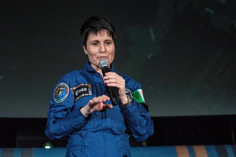 Samantha Cristoforetti torna nello spazio: “Voglio andare sulla Luna” Samantha Cristoforetti torna nello spazio: “Voglio andare sulla Luna”