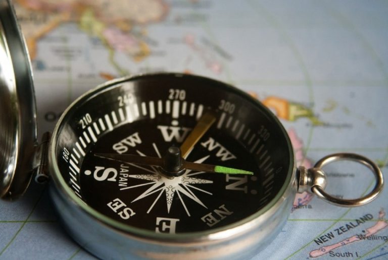 Inversione poli, il Polo Nord magnetico in fuga verso la Siberia: possibili conseguenze Inversione poli, il Polo Nord magnetico in fuga verso la Siberia: possibili conseguenze