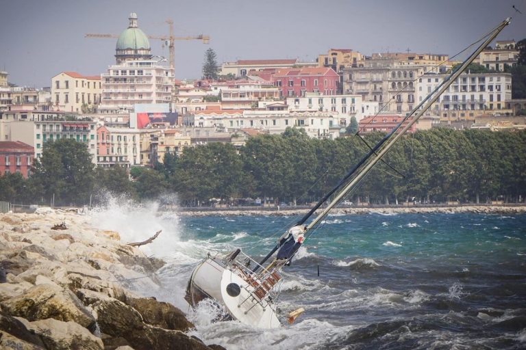 METEO NAPOLI: Sole e clima mite in queste ore ma l’ombrello andrà comunque tenuto a portata di mano durante la settimana, ecco tutti i dettagli