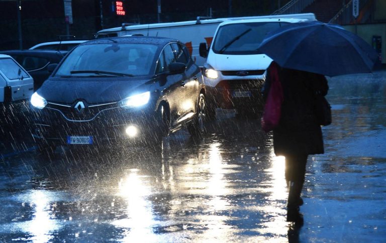 METEO ITALIA – PIOGGE, NUBIFRAGI e NEVE in arrivo, la Protezione Civile dirama ALLERTA METEO, ecco le città interessate