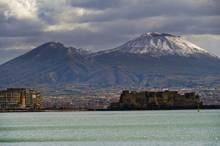 METEO NAPOLI – La STABILITA’ resiste a denti stretti ancora per un po’, poi sarà MALTEMPO, ecco quando