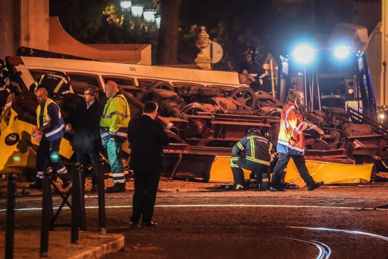 Terribile scontro tra due tram a Brno, Repubblica Ceca: auto resta incastrata tra i due mezzi. Il video