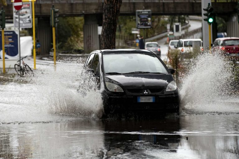 Violento nubifragio nel Cagliaritano: fiumi di acqua e fango invadono le strade