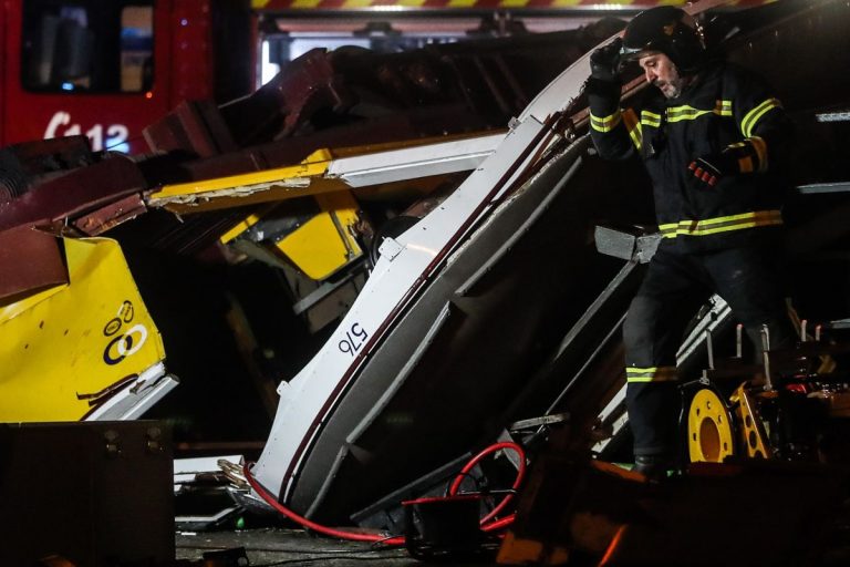 Torino, scontro tra taxi e tram e poi il deragliamento: paura tra i passeggeri, un ferito. Ecco quanto accaduto