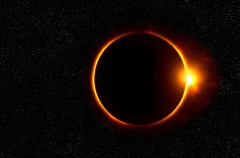 Eclissi solare 2022, ecco quando assisteremo alla prima del nuovo anno: data e ora