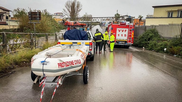 MALTEMPO – Crollo improvviso di un grosso muro a Quisisana: danni ingenti e strade invase dal fango