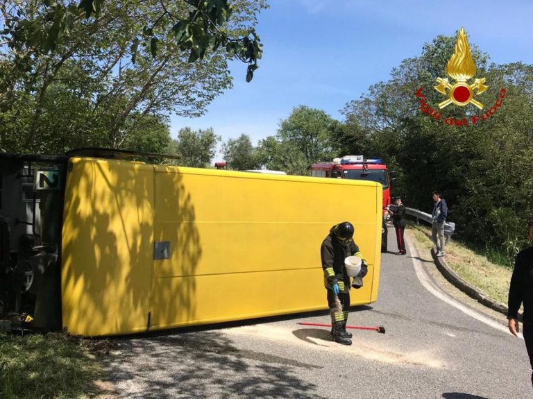 Pianoro, lo scuolabus sbanda improvvisamente e poi si ribalta: ci sono tre feriti