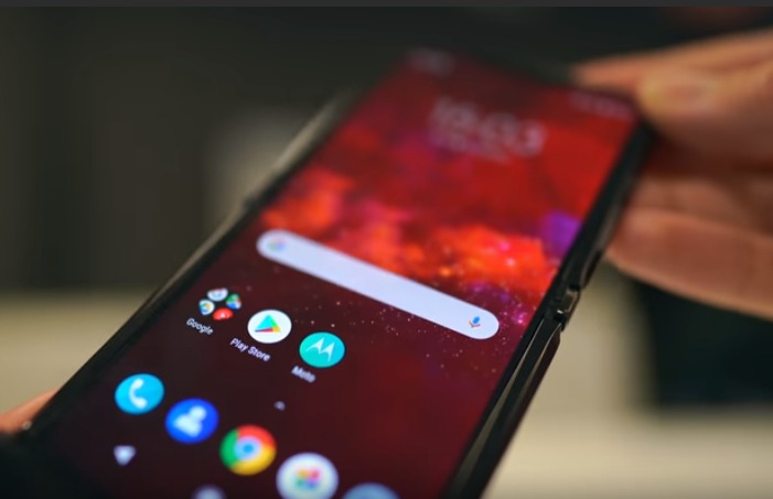 Motorola Razr pieghevole, l’azienda cambia idea: non uscirà il 26 dicembre. Ecco le motivazioni Motorola Razr pieghevole, l’azienda cambia idea: non uscirà il 26 dicembre. Ecco le motivazioni