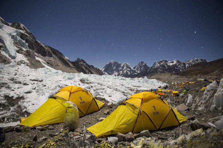 Everest, Kobusch inizia la sua avventura in solitaria