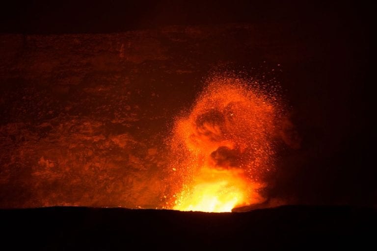 Il vulcano Reventador è improvvisamente esploso in Ecuador: fumo denso ed espulsione di rocce incandescenti. Nessun danno