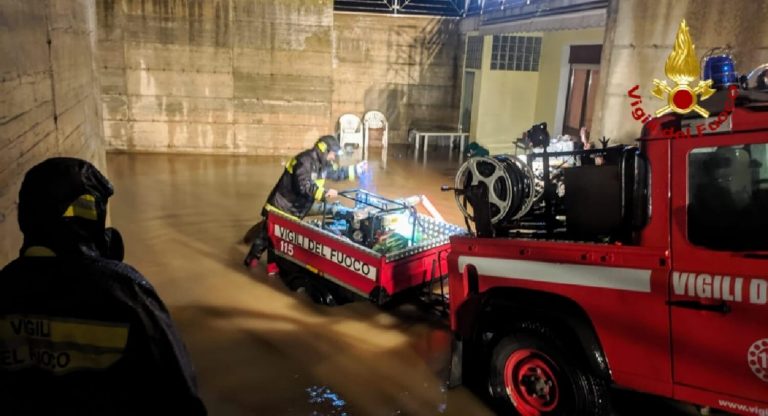 Meteo – Maltempo la scorsa notte in Calabria, nubifragi ed esondazioni nel catanzarese; il video