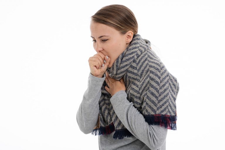 Tosse, raffreddore e mal di gola si combattono con i suffumigi: ecco come