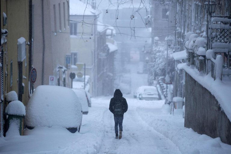 METEO – Siamo alle porte di un WEEKEND FREDDO e NEVOSO per l’ITALIA, anche a quote basse, i dettagli