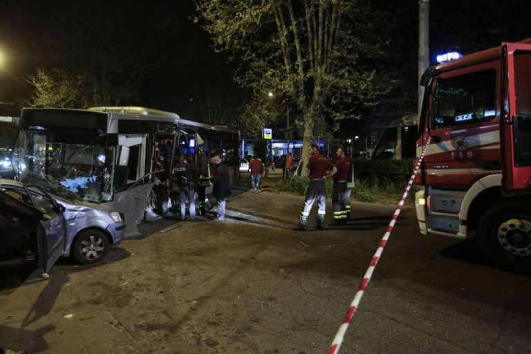 Improvviso scontro tra pulmino e tram a Milano: tre i feriti. Ecco quanto accaduto