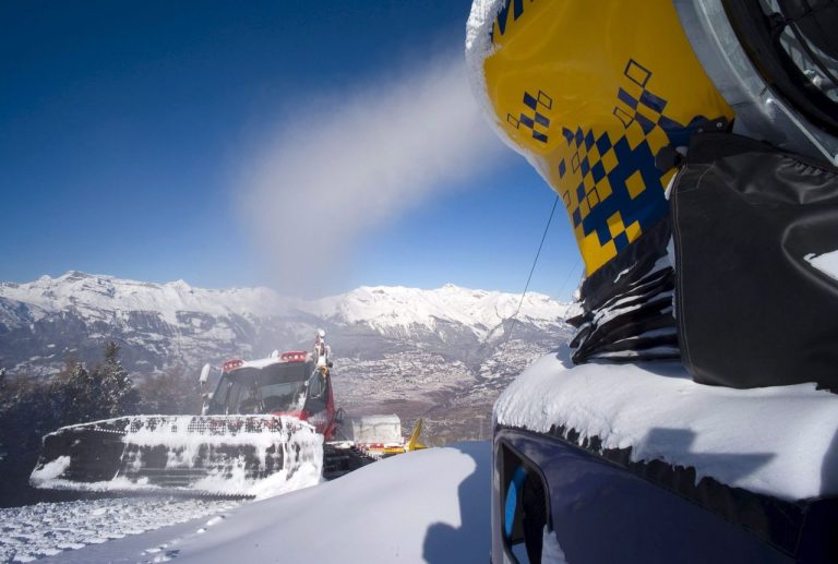 In RUSSIA il 2019 è l’anno più caldo della storia delle rilevazioni, costretti a sparare NEVE artificiale su Mosca, VIDEO