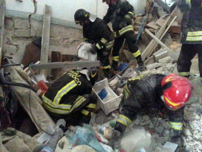 Crollo improvviso poco fa: ci sono feriti, soccorsi in azione – VIDEO Crollo improvviso poco fa: ci sono feriti, soccorsi in azione – VIDEO