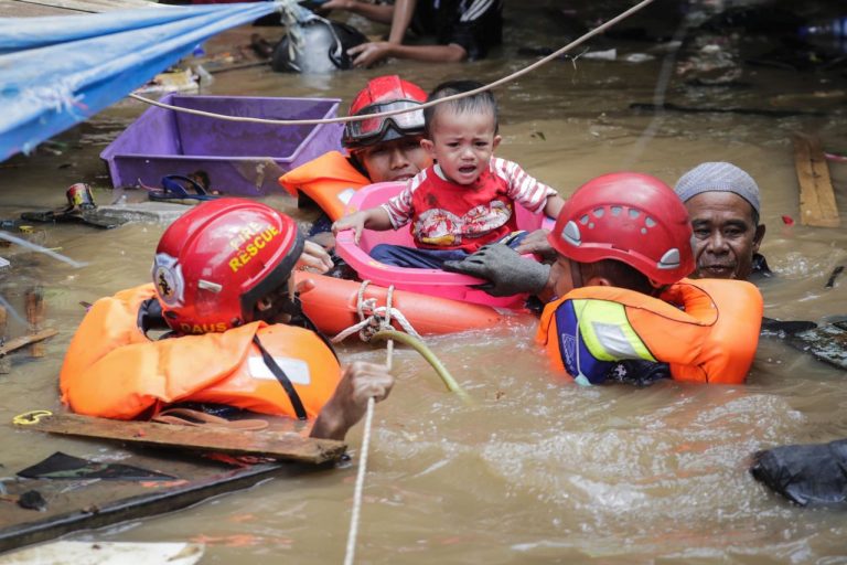 METEO – INONDAZIONE causa l’ALLUVIONE peggiore degli ultimi anni, ci sono morti. Evacuazioni e soccorso in azione, VIDEO di ciò che è successo a Giacarta