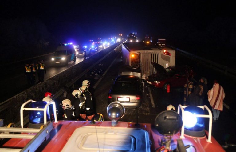 Scontro tra pullman e auto sull’Autostrada A 16: tre i feriti, momenti di paura tra i passeggeri
