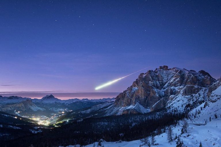 Enorme meteorite avvistato sui cieli del nord Italia. Numerose le segnalazioni. Caccia ai frammenti, ecco quanto accaduto