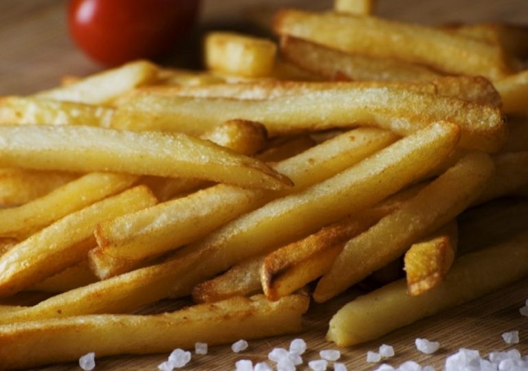 Patate fritte, se si colorano di marrone dopo la frittura aumentano i rischi per la salute Patate fritte, se si colorano di marrone dopo la frittura aumentano i rischi per la salute