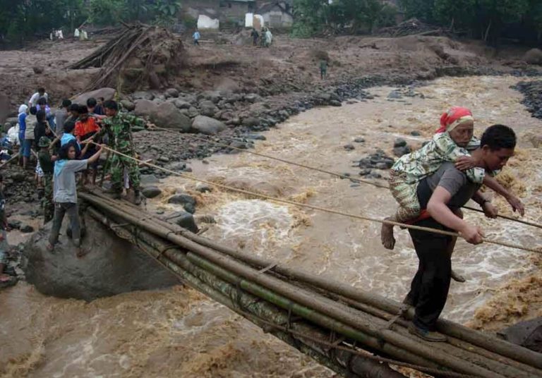 MALTEMPO – Piogge alluvionali devastano strade e abitazioni in Indonesia: aumentano le vittime, il video