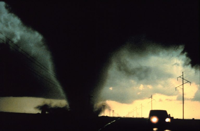 INCREDIBILE, una TROMBA D’ARIA shock ha generato DANNI infrastrutturali e tanti alberi caduti, VIDEO di ciò che è successo in Sudafrica