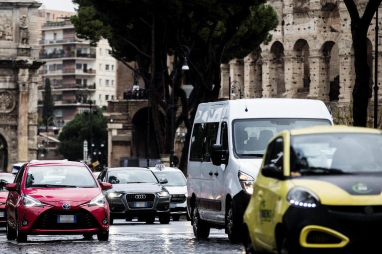 Blocco del traffico Roma e Milano, informazioni e orari stop auto, quali veicoli non possono circolare? Meteo