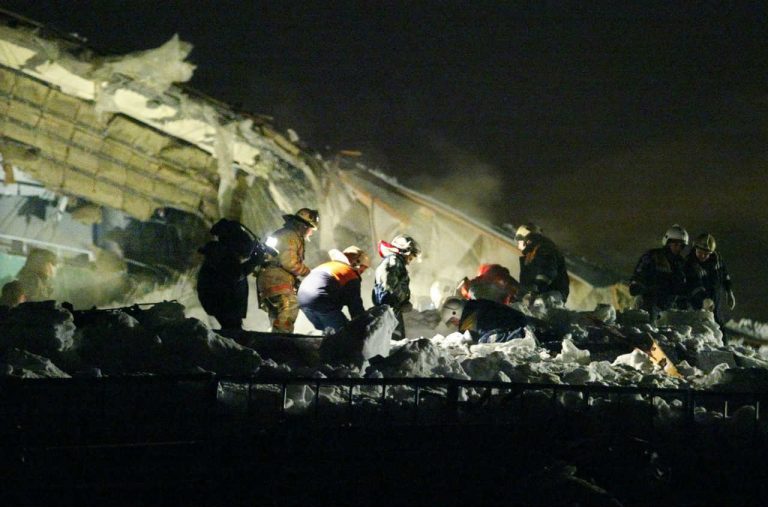 Crolla muro di cinta in Cina: ci sono 6 morti e 6 feriti Crolla muro di cinta in Cina: ci sono 6 morti e 6 feriti