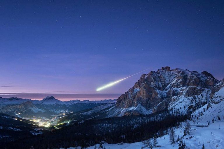 Una palla di fuoco verde nel cielo tra Reggio Calabria e Messina