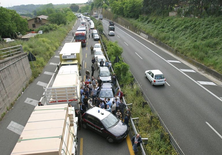 Incredibile incidente a Firenze: camion resta incastrato sotto il ponte. Disagi e traffico in tilt. Ecco quanto accaduto