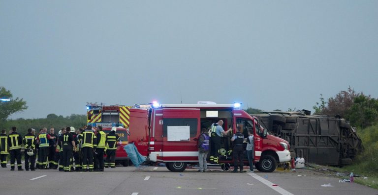 Villafranca, violento tamponamento del pullman contro un’autocisterna: ci sono passeggeri feriti