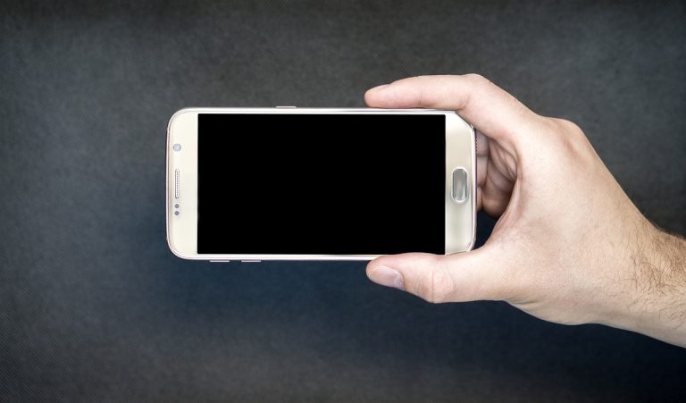 Caricare lo smartphone la notte può danneggiare la batteria: ecco perché e come rimediare Caricare lo smartphone la notte può danneggiare la batteria: ecco perché e come rimediare