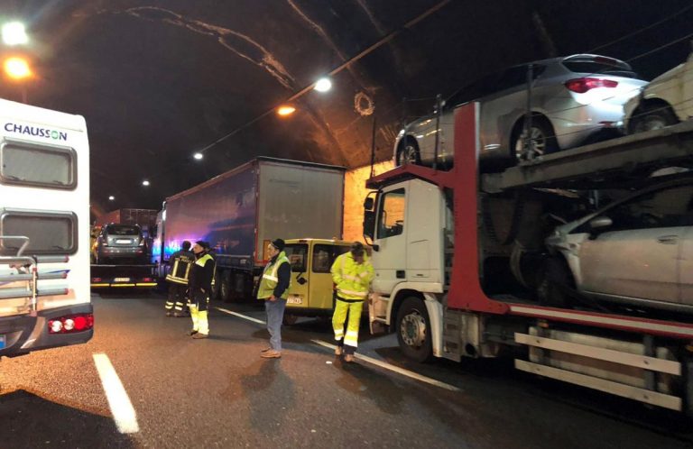 Maxi tamponamento in galleria vicino Lecco, coinvolte tantissime auto: oltre 10 feriti e soccorsi sul posto. Ecco che cosa è successo