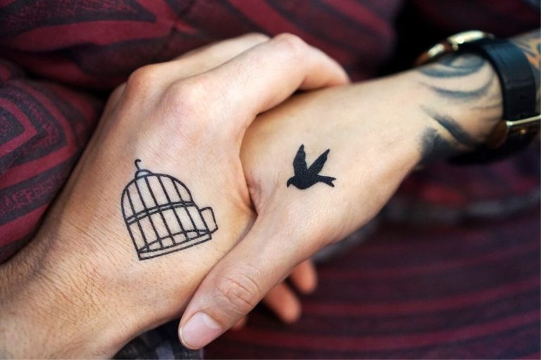 Chi si fa i tatuaggi rischia di sviluppare una forma rara di tumore: la drammatica scoperta di tre scienziati svedesi Chi si fa i tatuaggi rischia di sviluppare una forma rara di tumore: la drammatica scoperta di tre scienziati svedesi