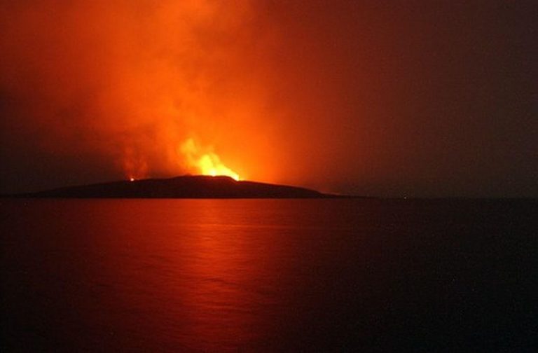 Il vulcano è esploso poco fa: enorme colonna di cenere si alza in cielo, paura e stupore nella popolazione. Video dal Messico