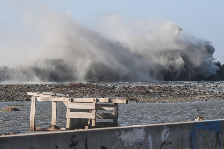Violenta mareggiata a Milazzo: spiaggia trasformata in una discarica. Deliberato lo stato di emergenza per il comune siciliano