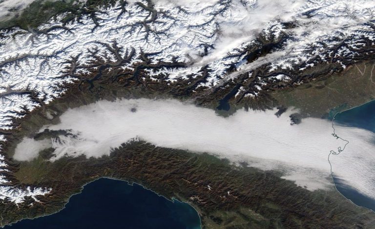 La NEBBIA si estende per oltre 300km in Pianura Padana, ma si dissolve proprio su una città, vediamo perché