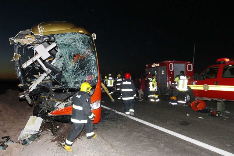 Terribile schianto in India tra pullman carico di passeggeri e camion: ci sono almeno 20 morti e 21 feriti. Si aggrava il bilancio dell’incidente