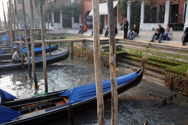 Bassa marea ECCEZIONALE a VENEZIA, AMBULANZE e VIGILI DEL FUOCO rimangono ARENATI nei canali, tutti i dettagli Bassa marea ECCEZIONALE a VENEZIA, AMBULANZE e VIGILI DEL FUOCO rimangono ARENATI nei canali, tutti i dettagli
